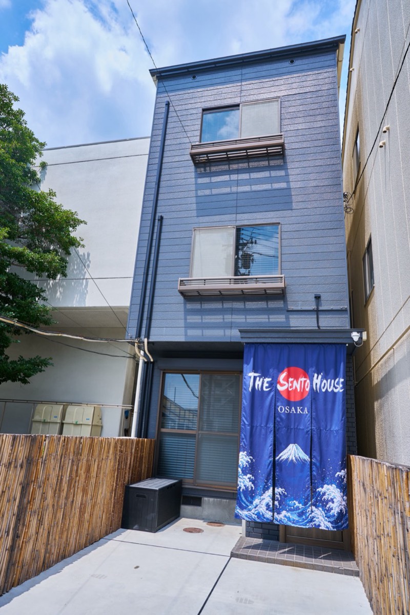 青空の下のTHE SENTO HOUSE OSAKA外観全景