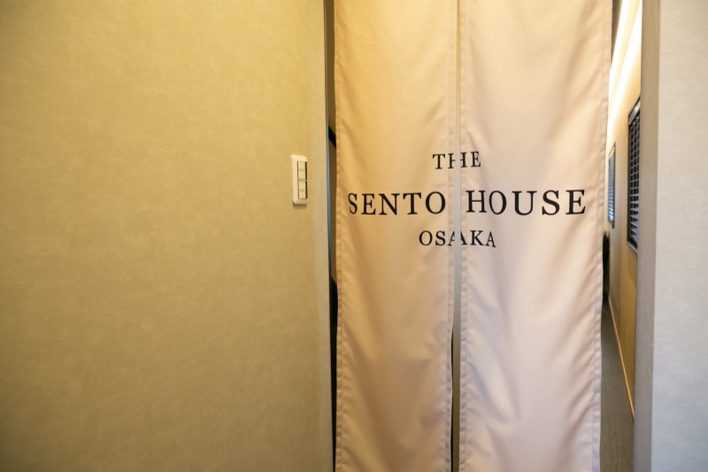 館内にかかるTHE SENTO HOUSEの白暖簾