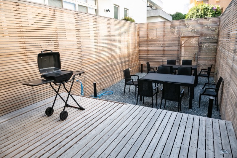 BBQグリルとテーブルが並ぶ昼の外気浴テラス
